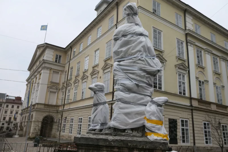 Львов, Украина: 4 марта 2022 года - Завернутые скульптуры в центре Львова  — Фото автора Fotoreserg
