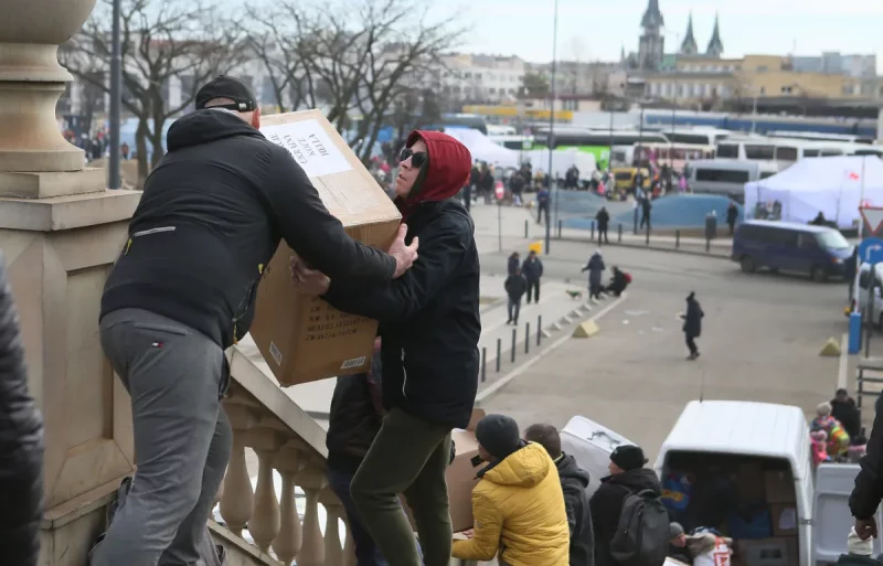 Львов, Украина: 9 марта 2022 года - Волонтеры работают на территории Центра беженцев во Львове  — Фото автора Fotoreserg