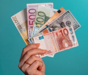 Новыя абмежаванні для гродзенскіх палітвязняў: у некаторых пачалі залічваць пасылкі ў агульны ліміт перадачаў грошы еўра валюта