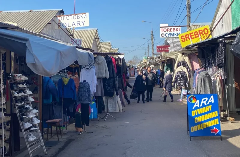 Прымежны настрой: як турфірмы, перавозчыкі і Кавалерыйскі рынак сустракаюць зняцце кавідных абмежаванняў Кавалерийский рынок в Белостоке. Фото: Руслан Кулевич, MOST