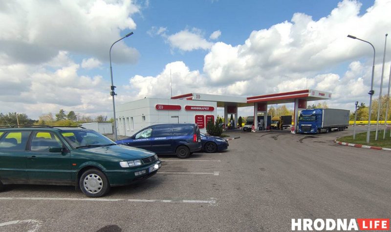 Литовские автомобили на заправке "Лукойл" в Гоже. Фото: Hrodna.life Безвиз для литовцев