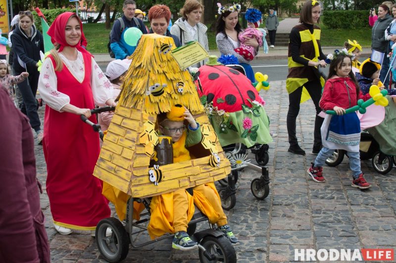 Пчолы, танкі, Мыйдадзір. Дзень сям'і ў Гродне адзначылі парадам калясак Пчолы, танкі, Мыйдадзір. Дзень сям'і ў Гродне адзначылі парадам калясак