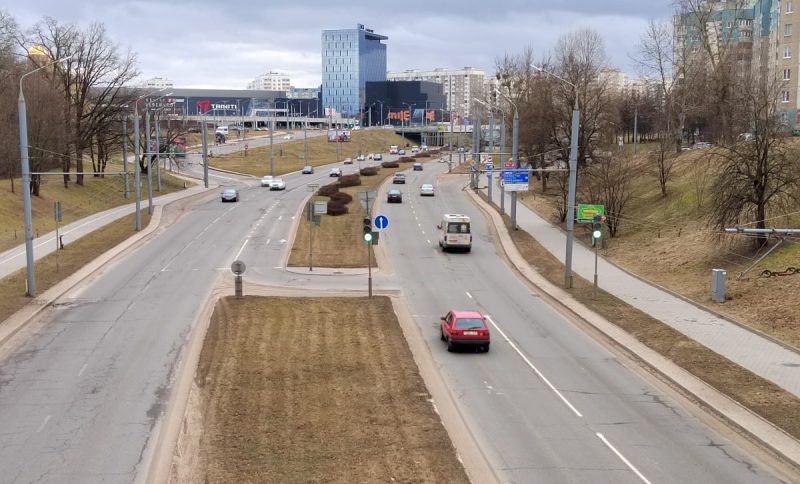 "Будзем выкупляць адзін у аднаго і далей ездзіць". Чаму ў Беларусі падаражэлі аўтамабілі і прычым тут санкцыі з вайной