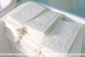 У Навагрудку ўжо ў жніўні рыхтуюцца да Раства. Глядзіце, як у манастыры выпякаюць аблаткі У Навагрудку ўжо ў жніўні рыхтуюцца да Раства. Глядзіце, як у манастыры выпякаюць аблаткі