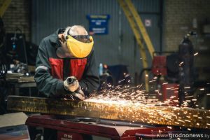 Супрацоўнік Гродзенскага механічнага заводу. Фота: "Гродзенская праўда"