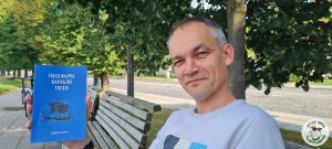 “Мы губім тое, што любім”. Сцяпан Стурэйка – пра новую кнігу, гістарычную спадчыну і немагчымасць захаваць мару Сцяпан Стурэйка з кнігай "Пасажыры карабля Тэсея"