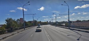 Дах знаходзіцца ў Расіі. Жыхары дома на Фолюшы ў Гродне скардзяцца на капітальны рамонт Пуцеправод на вул. Перамогі. Фота Grodno.in