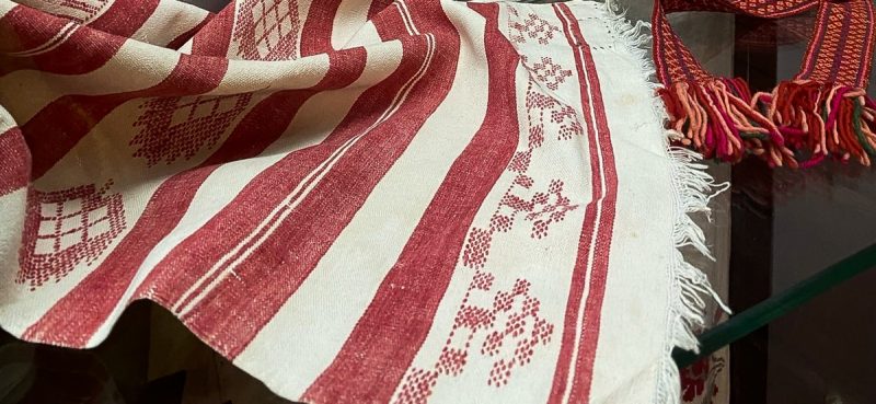 Ручнікі - белыя, паясы - чырвоныя. У Гродне адкрылі выставу традыцыйнага народнага тэкстылю Домотканое полотенце. Один из экспонатов выставки “Традыцыйны народны тэкстыль Гродзеншчыны”