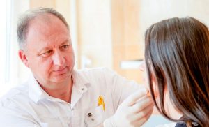 Сергей Трусь и пациент. Фото: "Гродненская правда"