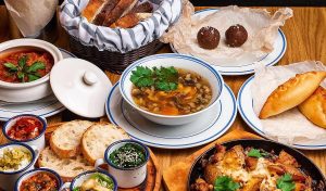 Таямніца дома №13 адкрыта: Гэта абноўленая летняя тэраса “Гудзіні” Cэт у рэстарацыі "Адэса-мама".