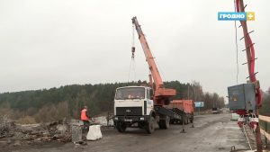 Рамонт Новага моста ў два разы складаней за Румлёўскі. Ужо дэмантавалі частку парэнчаў, на чарзе тратуары Рамонт Новага моста ў два разы складаней за Румлёўскі. Ужо дэмантавалі частку парэнчаў, на чарзе тратуары