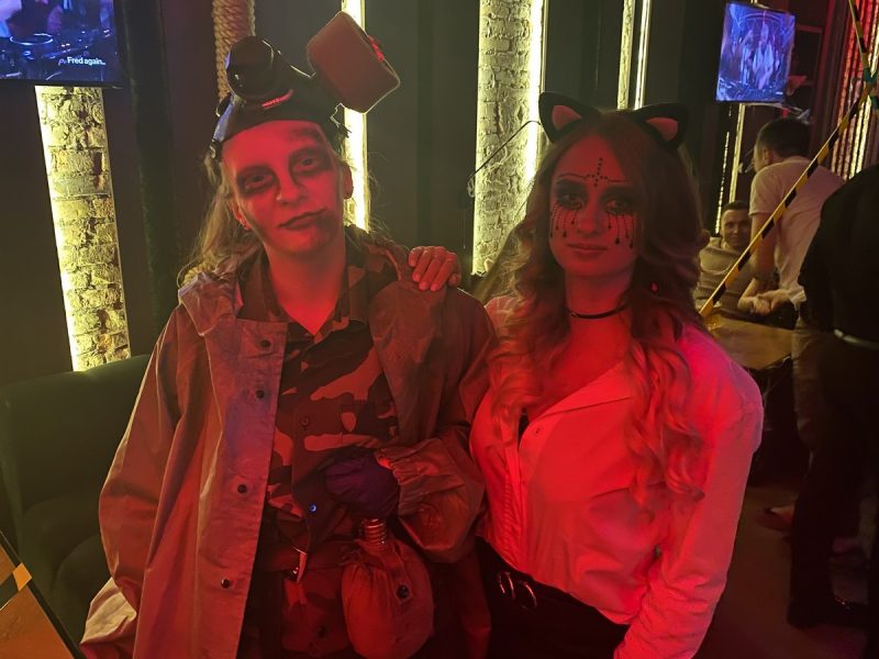 Мария и Татьяна в хэллоуинских образах в баре «Мята». Фото: Hrodna.life