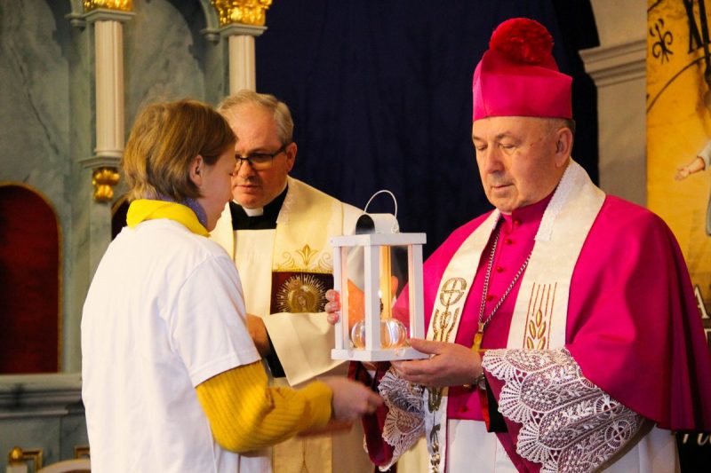 Віфлеемскі агонь міру прыбыў у Гродна. Зноў не праз Брузгі, а вакольнымі шляхамі Віфлеемскі агонь міру