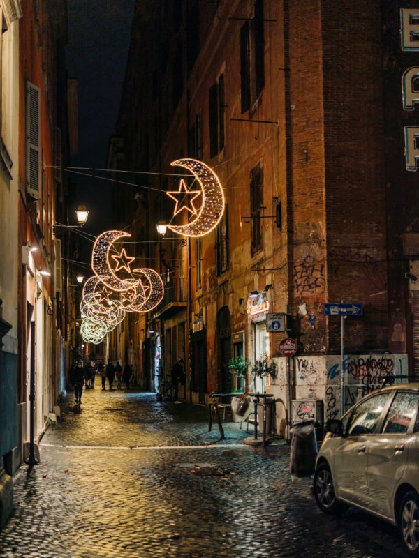 Улица в одном из итальянских городов перед Рождеством. Фото иллюстрационное: Gabriella Clare Marino, unsplash.com