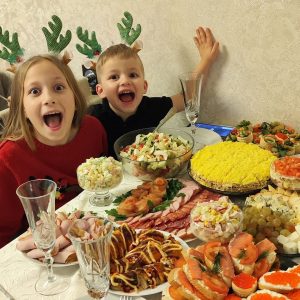 Вуха пад каньяк, паходны гуляш і KFC. Паглядзелі на навагоднія сталы гродзенцаў Новогодний стол. Фото: instagram.com/violetta_masiuk