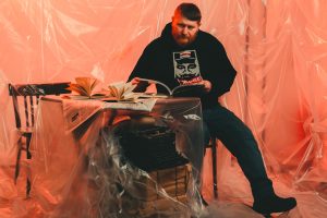 “Тут вельмі добрыя ўмовы для бізнеса”. Гродзенец адкрыў у Грузіі краму беларускай сімволікі