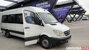 У Кузьніцы жанчына кінула камень у машыну, кіроўца якой рызыкнуў "уклініцца" ў чаргу Маршрутка з Гродна на вакзале ў Беластоку. Фота: Hrodna.life