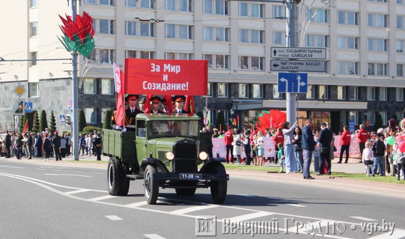 Автопарад, цветы и российский флаг над площадью Ленина. Как в Гродно отмечают 9 мая