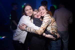 Летнія тэрасы-2022: якія кавярні ў цэнтры Гродна выставілі вулічныя пляцоўкі Дзяўчыны ў HIP BAR