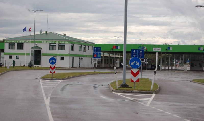 Латвия закрывает один из двух пограничных пунктов. Причина - мигранты и поддержка Беларусью войны