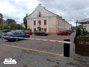 Шлагбаум у цэнтры Гродна, які двойчы закупалі, перашкаджае матулям з вазкамі Шлагбаум