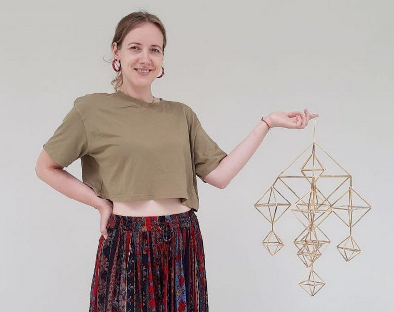 “Павучка ў кожны дом”. Ганна з Гродна вучыць рабіць саламяных павукоў - таму што яна беларуска