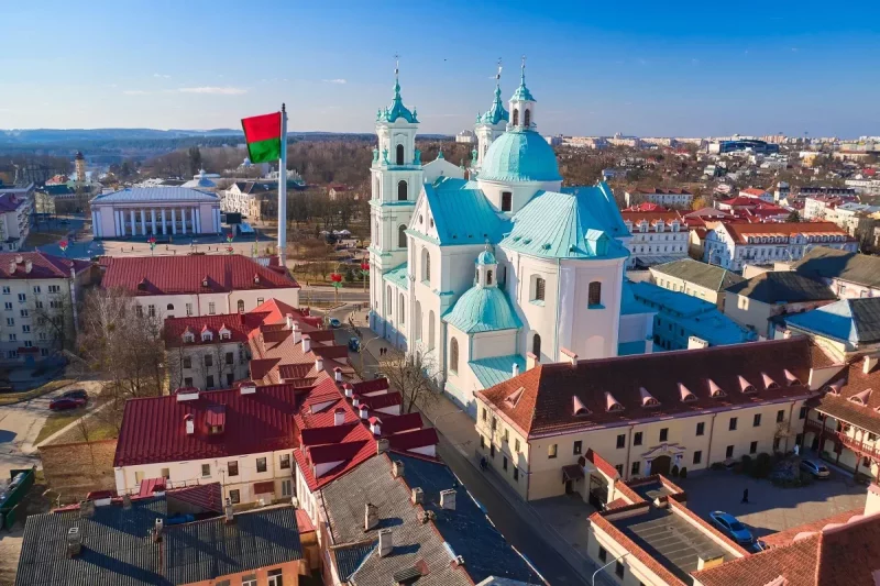 Візуалізацыя флагштока на плошчы Савецкай у Гродне. Згенеравана рэдакцыяй Hrodna.life у нейрасетцы. Фота: Shutterstock.com via travel.by