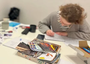 Беларусы пішуць лісты палітвязням у Беларускім моладзевым хабе ў Варшаве