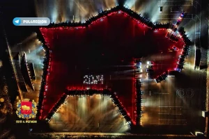 У Гродне прайшоў парад Дзядоў Марозаў і Снягурак фігура з аўтамабіляў - Зубр - з'явілася ў Гродне да Новага года 2024