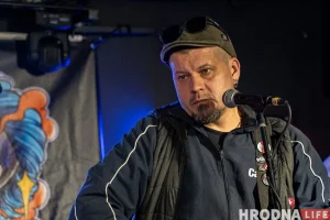 "Зняць маскі сораму і перамагаць». Глядзіце, як юныя гродзенкі рыхтуюцца да вялікай сцэны Алесь Дзянісаў, фронтмэн гурта Dzieciuki, на канцэрце ў Беластоку 25 кастрычніка 2023 года