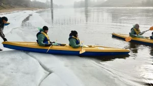 На байдарках можна праплыць па зімовым Нёмане. Які маршрут і колькі гэта каштуе? Сплаў на байдарках Нёман
