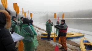 На байдарках можна праплыць па зімовым Нёмане. Які маршрут і колькі гэта каштуе? Сплаў на байдарках Нёман