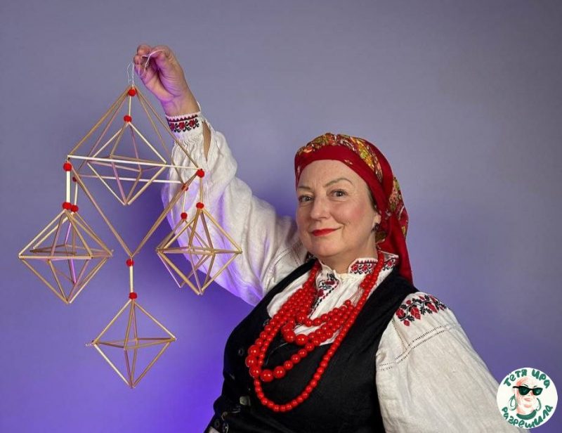 Ірына Новік трымае ў руках саламянага павука. Саламяны павук можа быць рамбічны ці пірамідальны, ён робіцца з саломкі і нітак