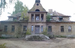 Пад Гроднам прадаюць амаль стогадовы будынак у стылі неабарока: купіць можна пад што заўгодна, бо дзяржавай не ахоўваецца Будынак былой адміністрацыі гміны ў вёсцы Лойкі пад Гроднам.