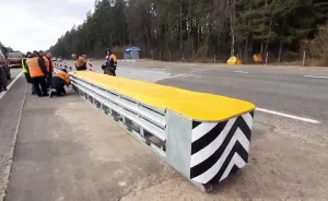 Бяспечны нават пры хуткасці 130 км/г: на М6 з’явіўся новы адбойнік Адбойнік, траса М6