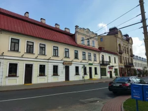 Пусты шмат гадоў будынак у самым цэнтры Гродна – у двары былой “Крыгі” – адрэстаўруюць Здание на Советской, 1 со стороны площади Советской.