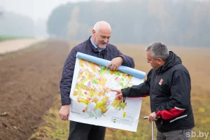 Уладальнікі плантацыі Цыбулька-Бел пад Лідай Ёрг Дорнаў і Юрый Куніцкі. Фота: sb.by