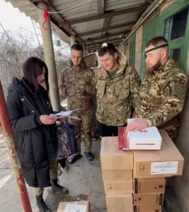 Ксенія Лебедзева перадае падарункі ад Гаўрыілы з Гродна.