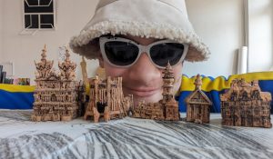 Мастак Яраслаў Кірвель і яго "чамаданны" Гродна з вінных коркаў. Фота з асабістага архіва