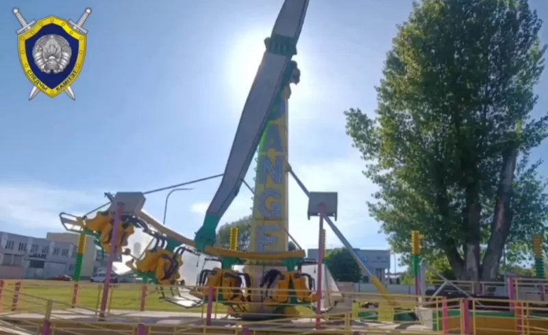 Дзяўчынку, якая выпала з атракцыёна ў Лідзе, перавялі з рэанімацыі ў траўматалогію. Што з ёй зараз? Атракцыён у Лідзе, з якога з вышыні выпала дзяўчынка. Скрыншот відэа СК