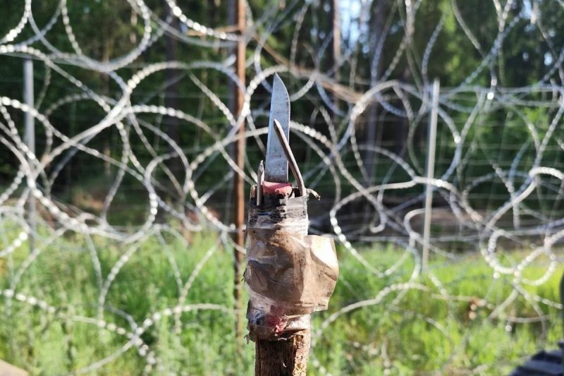 На мяжы з Беларуссю мігранты паранілі польскага салдата нажом на палцы Нож, якім паранілі памежніка. Фота: прэс-служба Падляскага аддзялення Памежнай службы Польшчы