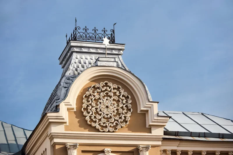 На адной з вежаў будынка харальнай сінагогі выкананы барэльеф у выглядзе сімвала іўдаізму – граната. Фота: iStock
