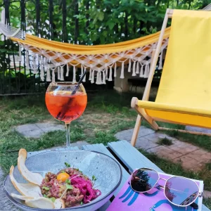 У Гродне з'явілася новая папулярная фотазона: яна вельмі жоўтая і пахне кавай Фотазона ў кавярні "Тэмпл"