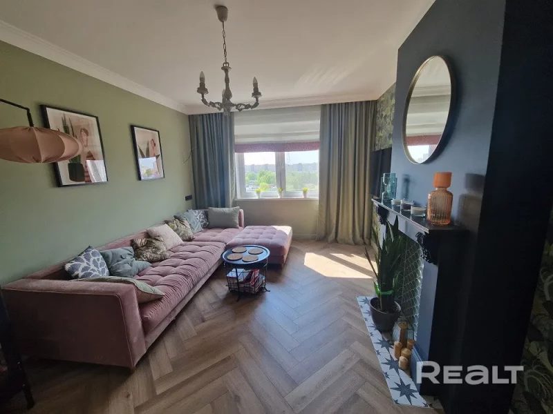 Нерухомасць тыдня: двушка на Дзевятоўцы з імітацыяй каміна, ружовай канапай і цёплай падлогай Двушка на Ліможа. Фота: realt.by