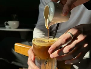 Чорная айс-матча, трускаўкавы "Чмель", кававы смузі. Кавярні Гродна прапануюць эксперыменты і класіку да летняга сезона Летнія кававыя напоі. Фота: instagram.com/just_coffee_grodno