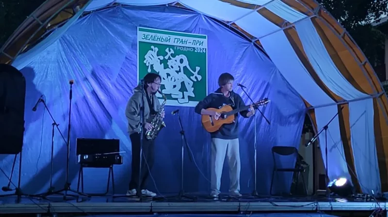 Канцэрт на фестывалі "Зялёны Гран-Пры", 25 траўня 2024 г. Скрыншот з відэа канала "Клуб аўтарскай песні і паэзіі Аўтарак Гродна" на YouTube