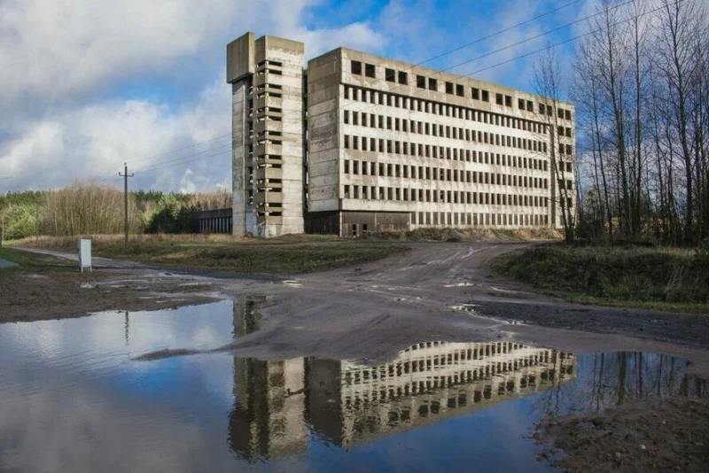 У Смаргоні за адну базавую прадаюць савецкі даўгабуд - застаўся пасля няўдалага інвестпраекта Недабудаваная гасцініца ў Смаргоні