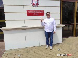 "Не стаў казаць пра студэнтаў і калег - напісалі паклёп". Польскі суд адмяніў пазбаўленне ВНЖ гродзенца - спецслужбы змянілі рашэнне Павел Юшкевіч каля суда