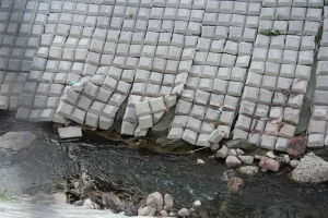 Бераг Гараднічанкі, які разбураецца пасля летніх дажджоў. Фота: група "ГРОДНО" ў Facebook