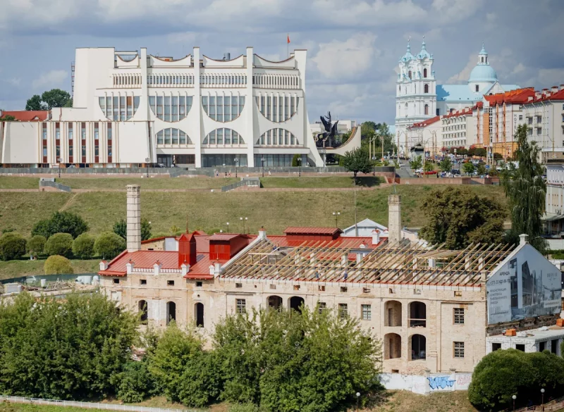 Від на цэнтр Гродна 2024. Бачны драмтэатр, рэканструкцыя піўзавода, Фарны касцёл.